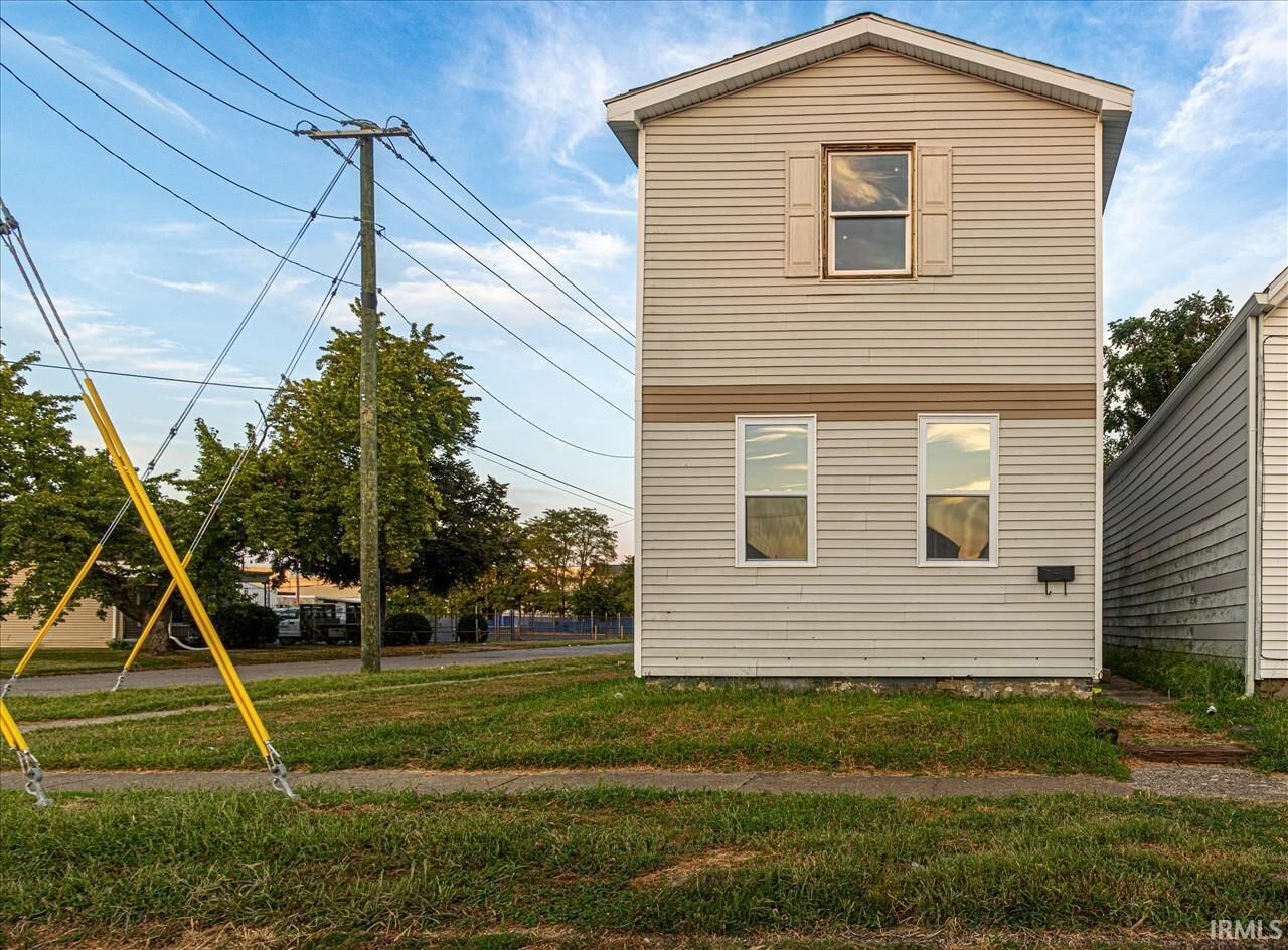 Property Photo:  1321 Oakley Street  IN 47710 