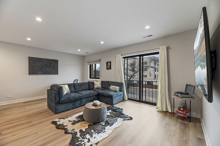 Property Photo: 7109 N Western Avenue 3N IL 60645