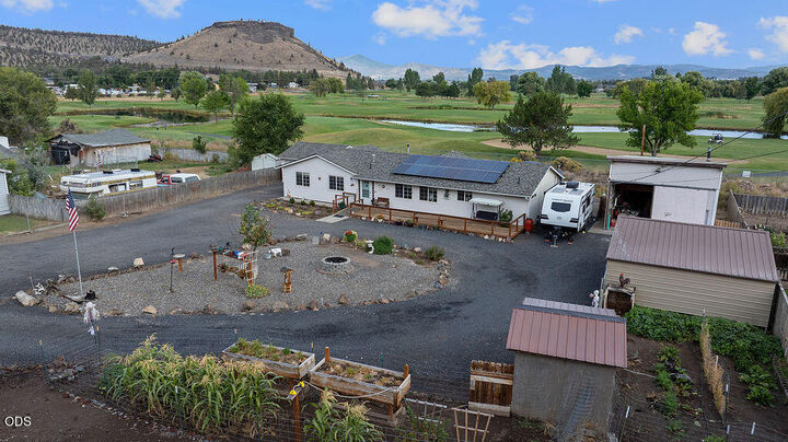Property Photo: 969 SW Crestview Road OR 97754