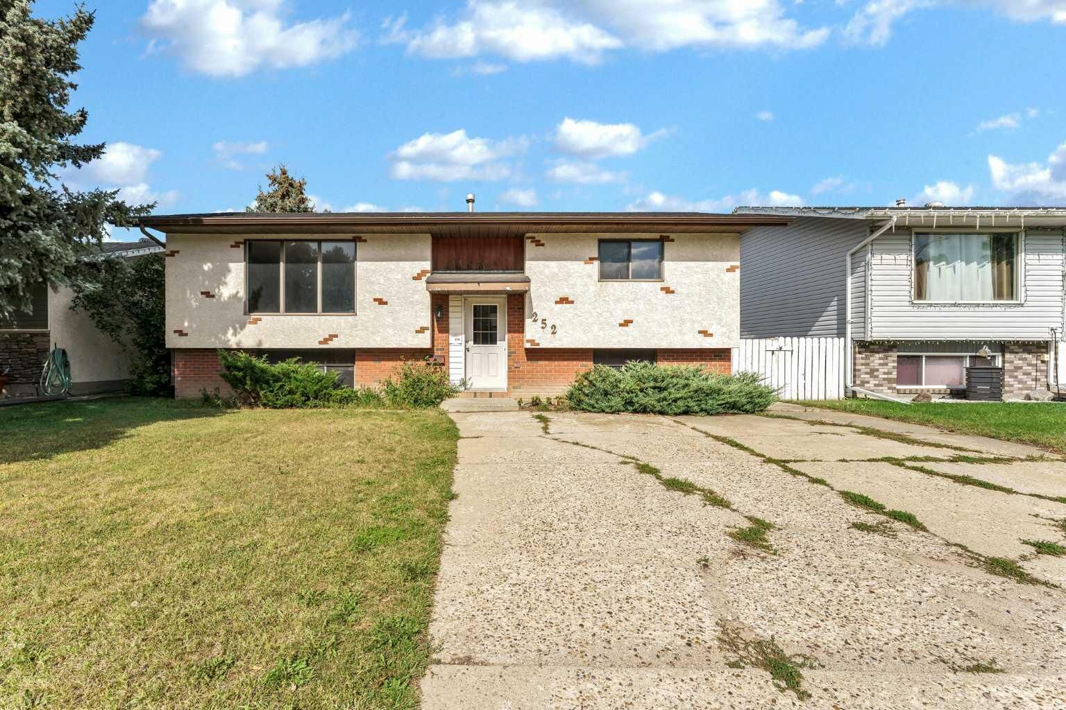 Property Photo:  252 Ross Glen Drive SE  AB T1B 3A4 