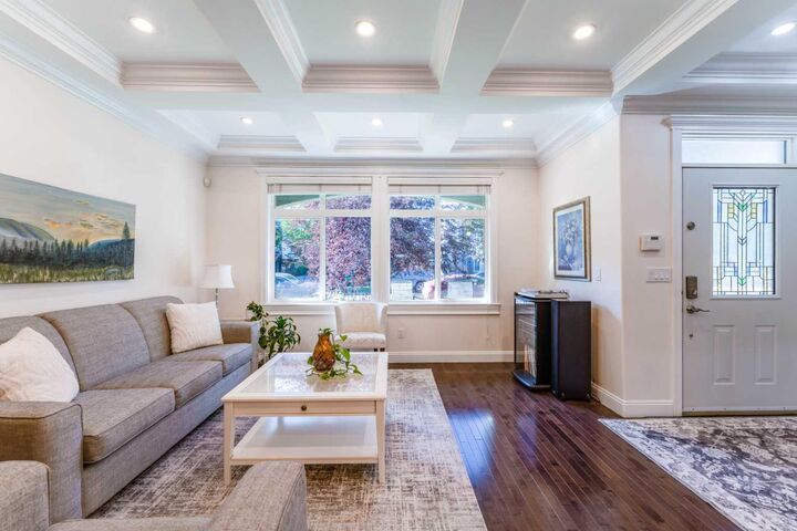 Property Photo:  620 17 Avenue NW  AB T2M 0N5 