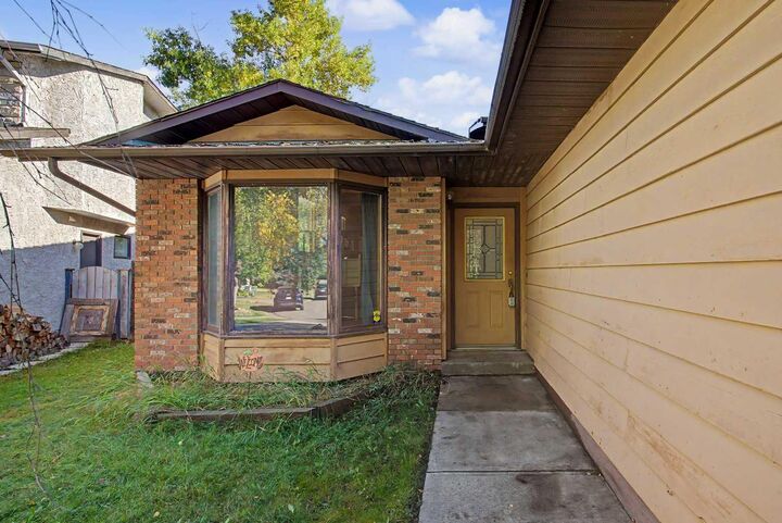 Property Photo:  32 Deersaxon Circle SE  AB T2J 6R5 