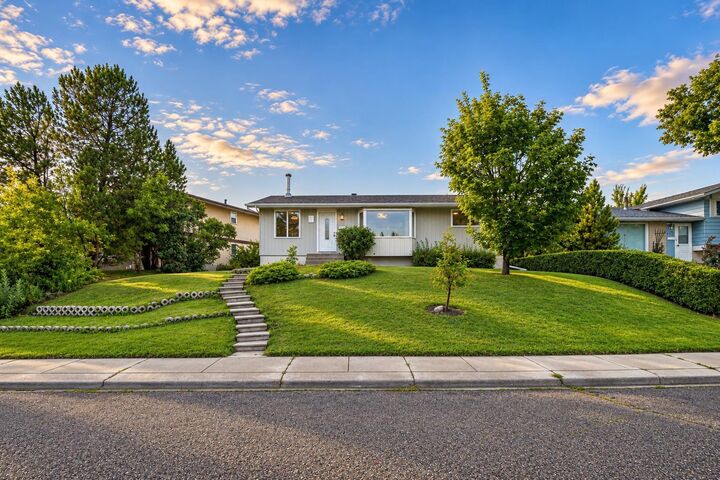 Property Photo:  248 Huntcroft Road NE  AB T2K 4E2 