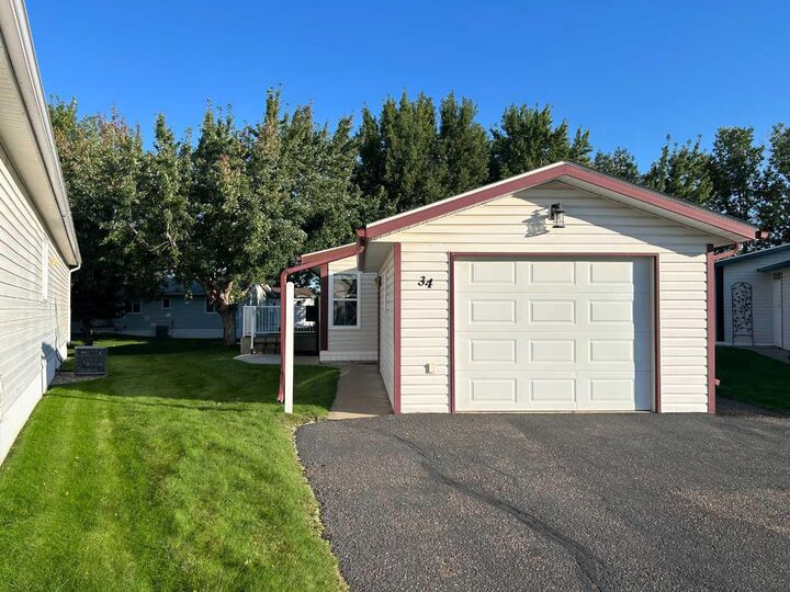 Property Photo:  1600 Strachan Road SE 34  AB T1B 4M3 