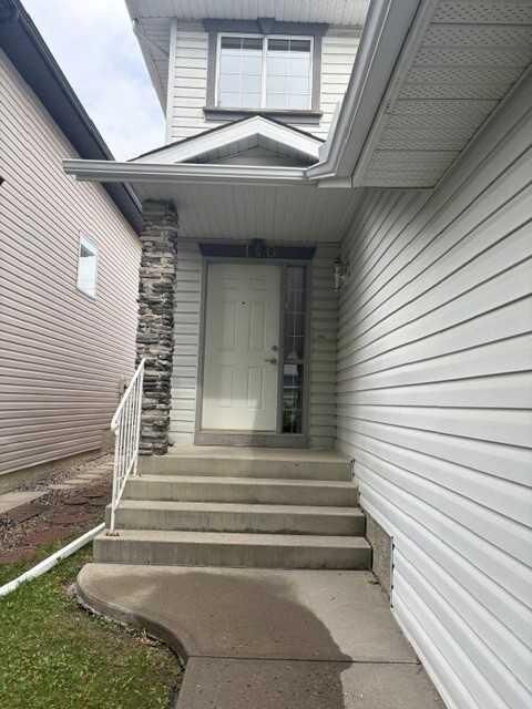 Property Photo:  140 Tuscany Ridge View NW  AB T3L 2J5 
