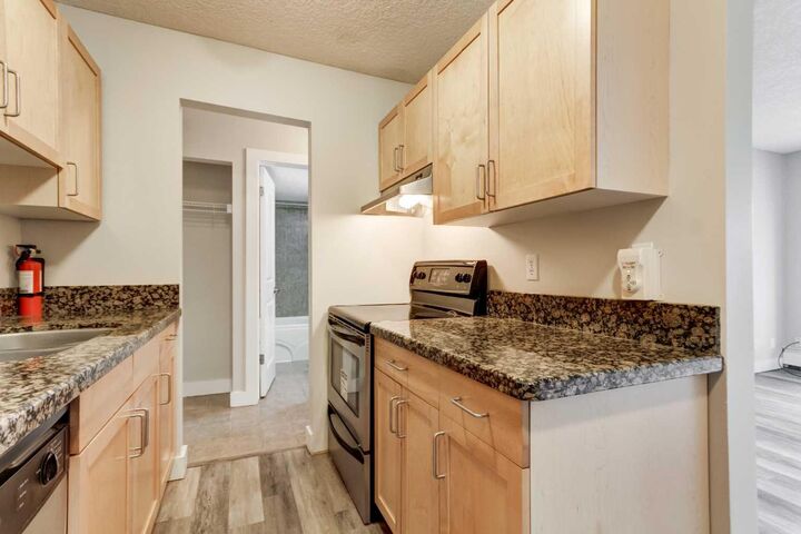 Property Photo:  927 2 Avenue NW 404  AB T2N 0E7 