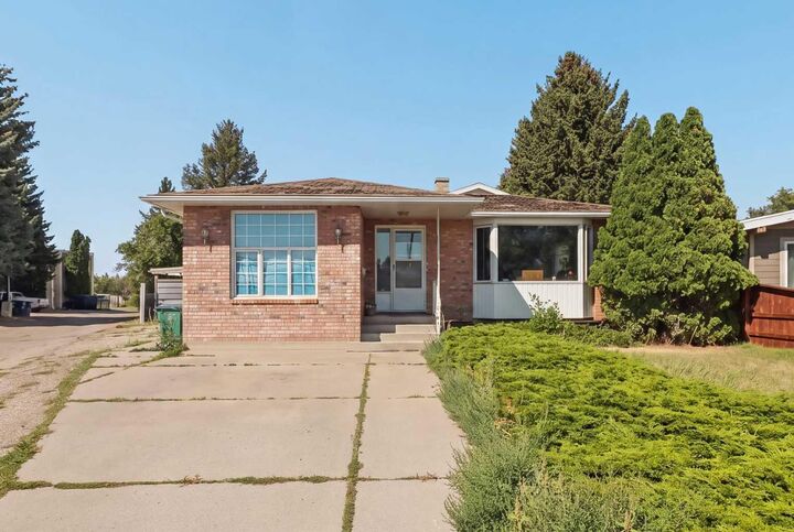 Property Photo:  1305 18 Avenue S  AB T1K 1B6 