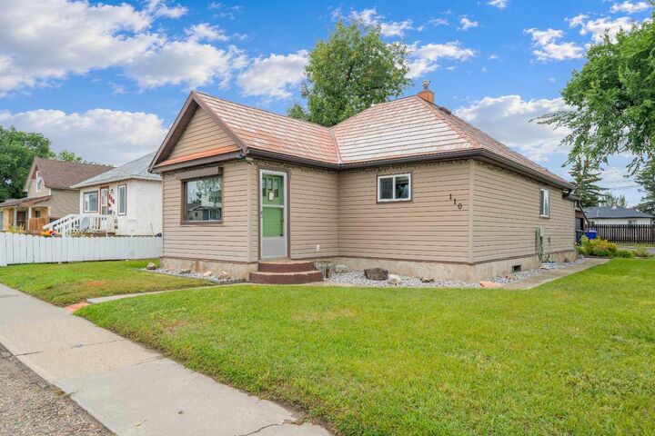 Property Photo:  110 2 Avenue W  AB T0K 0G0 