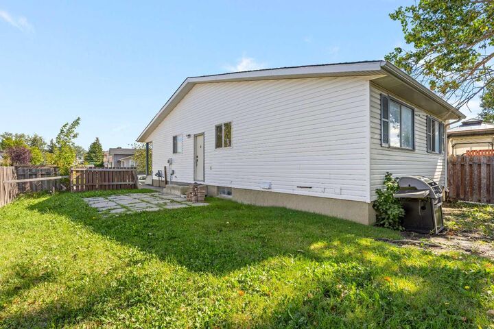 Property Photo:  3 Emberdale Way SE  AB T4B 1Z3 