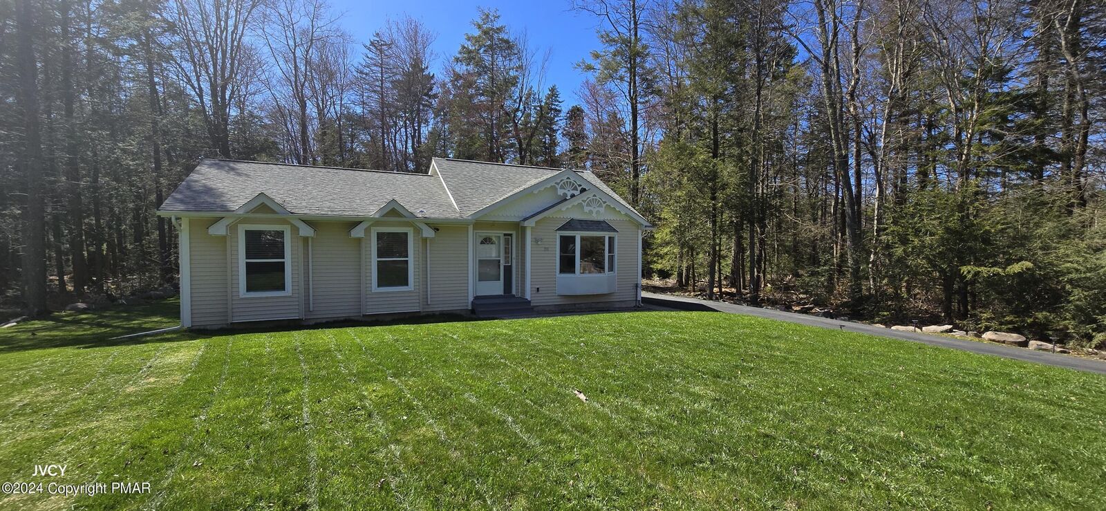 Property Photo:  331 Mohansic Lane  PA 18466 