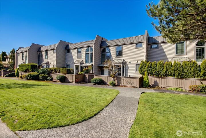 Property Photo:  6527  106th Avenue NE 10  WA 98033 