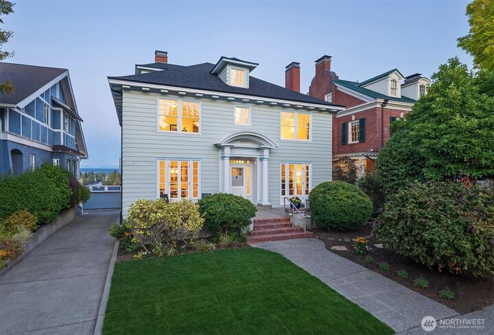 Property Photo:  2822  10th Avenue E  WA 98102 