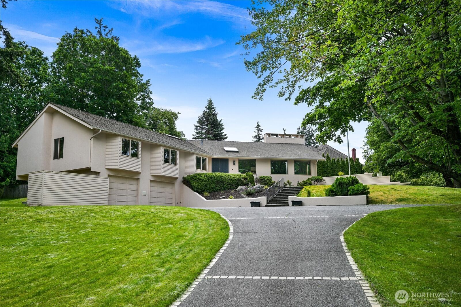 Property Photo:  208  Hawthorn Road  WA 98225 
