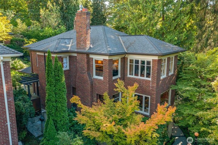 Property Photo:  2306  Lake Park Drive S  WA 98144 