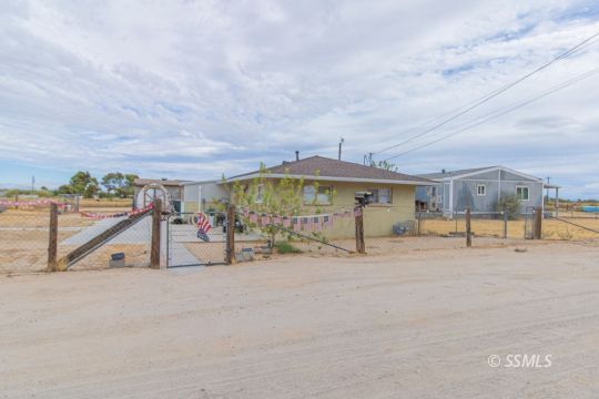Property Photo:  814 &Amp 815 E Coral Ave  CA 93555 