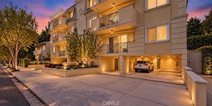 Property Photo:  637 N West Knoll 204  CA 90069 