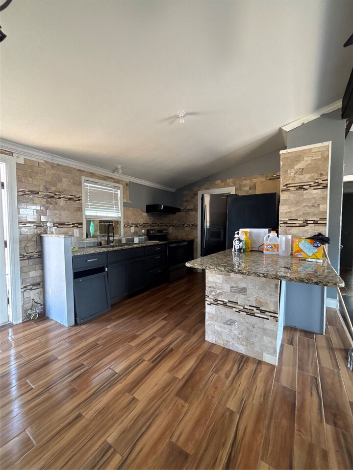 Property Photo:  