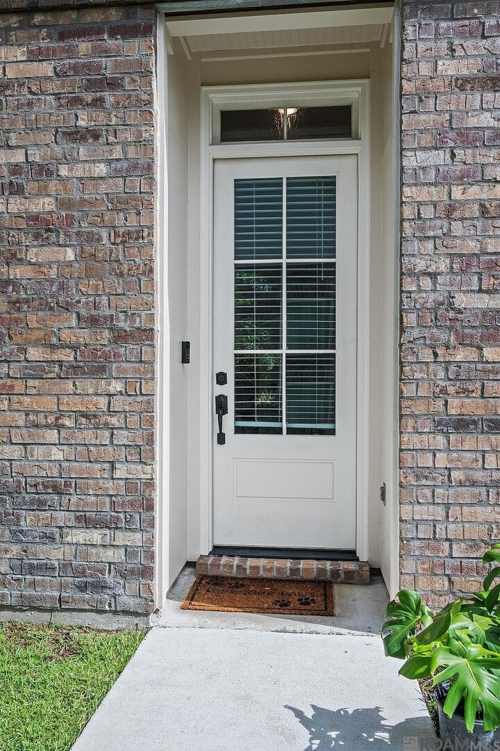 Property Photo: 422 St Thomas Ln LA 70806
