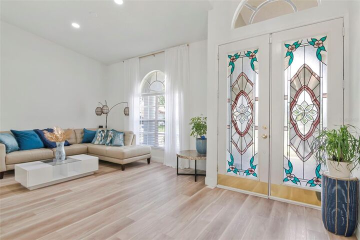 Property Photo: 10017 Kingshyre Way FL 33647