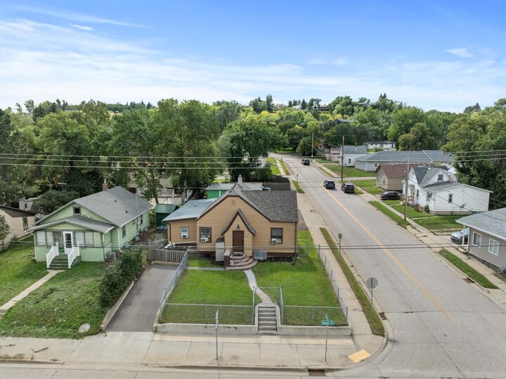 Property Photo:  1002 Valley St  ND 58701 
