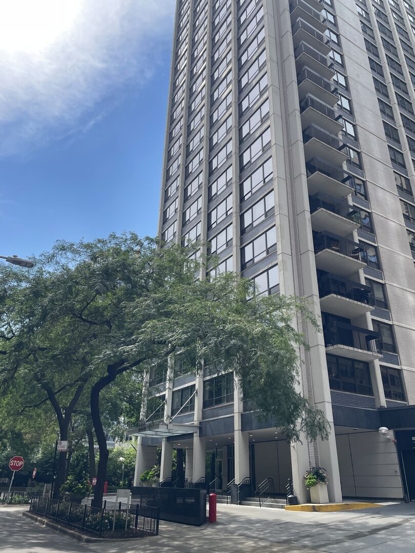Property Photo: 222 E Pearson Street 1606 IL 60611