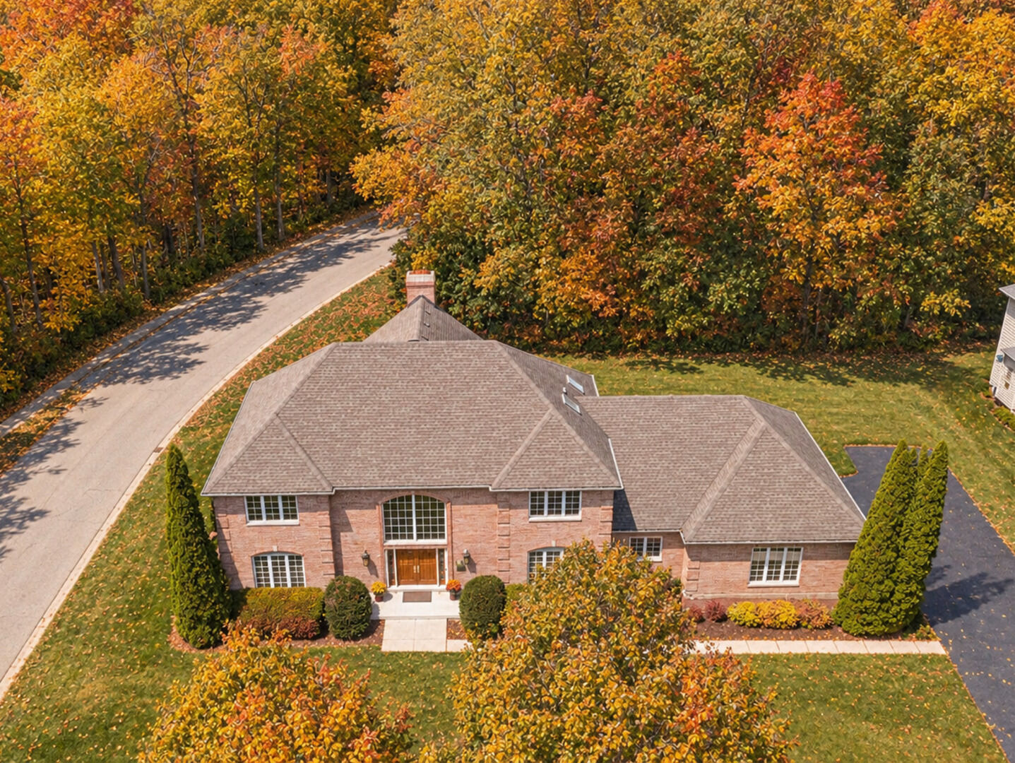 Property Photo:  130 N Buckingham Drive  IL 60554 