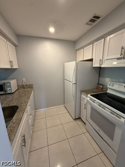 Property Photo:  933 SE 24th Avenue A  FL 33990 