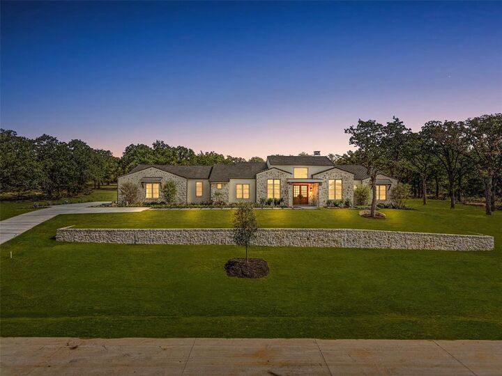 Property Photo: 8041 Encanto Way TX 76020