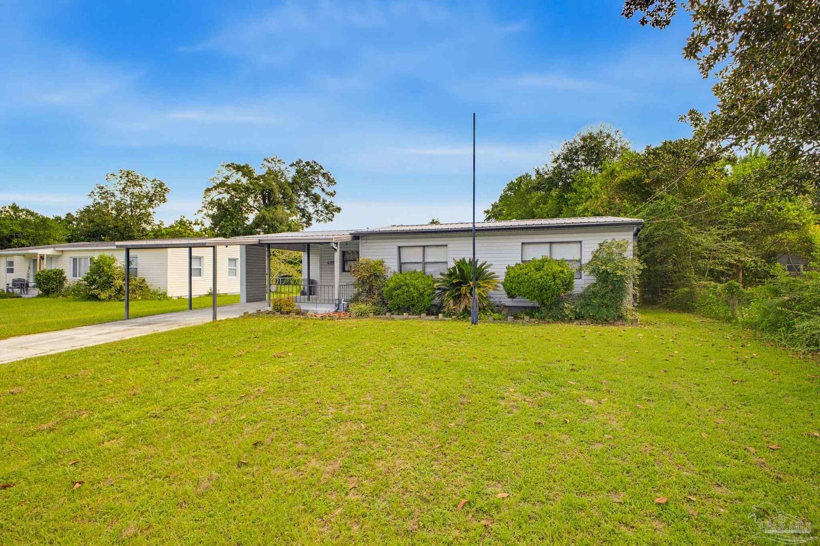 Property Photo: 402 Clairmont Dr FL 32506