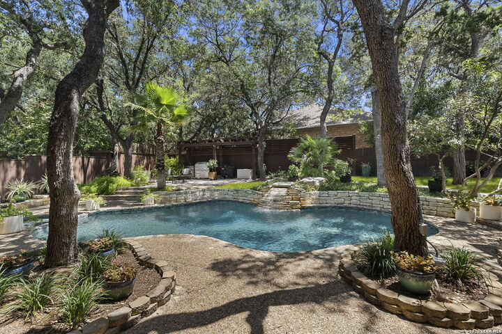 Property Photo:  10 Inwood Mnr  TX 78248 