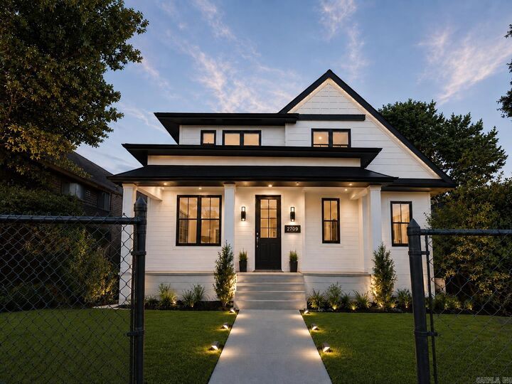 Property Photo:  2709 S Izard  AR 72206 