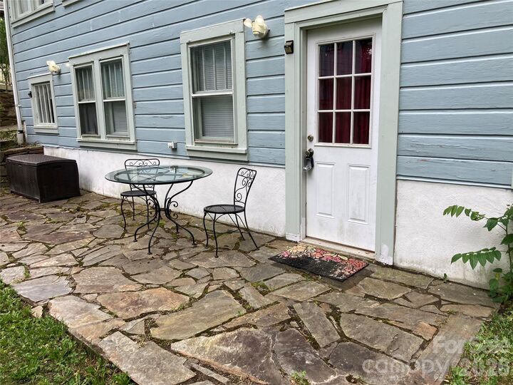 Property Photo:  200 Courtland Place  NC 28801 