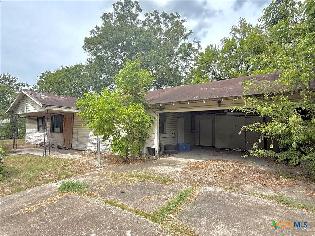 Property Photo: 2501 Mumphord Street TX 77901