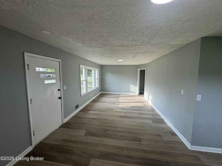 Property Photo: 6107 Oakdale Ln KY 40219