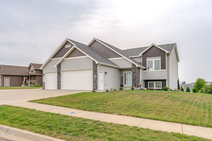 Property Photo:  707 Walter Way  ND 58503 