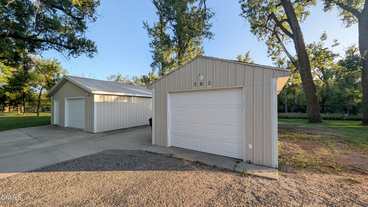 Property Photo:  365 Glenwood Drive  ND 58504 