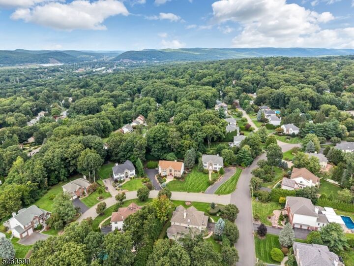Property Photo:  4 Moccasin Ct  NJ 07430 
