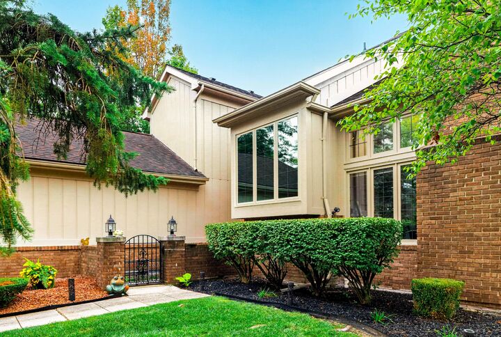 Property Photo:  37676 N Laurel Park Drive  MI 48152 