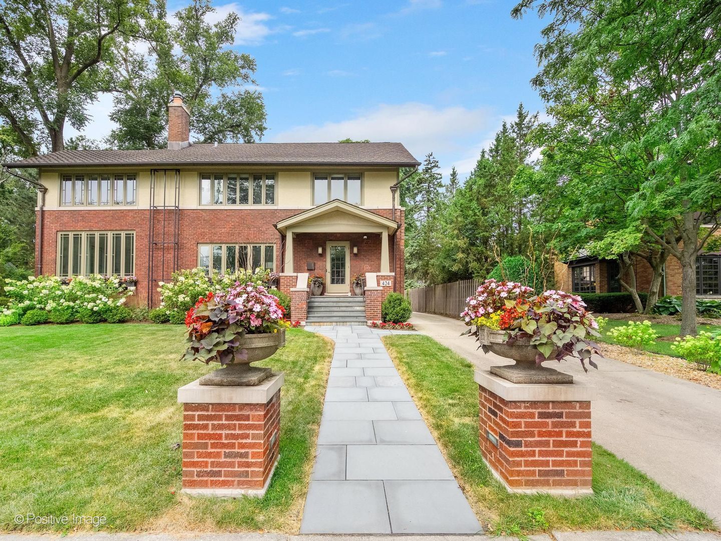 Property Photo: 424 Blackstone Avenue IL 60525