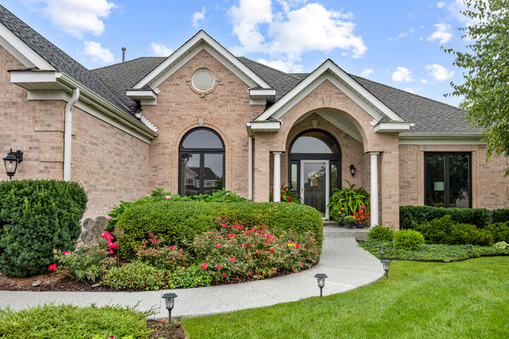 Property Photo:  1308 Sandhill Court  IL 60002 