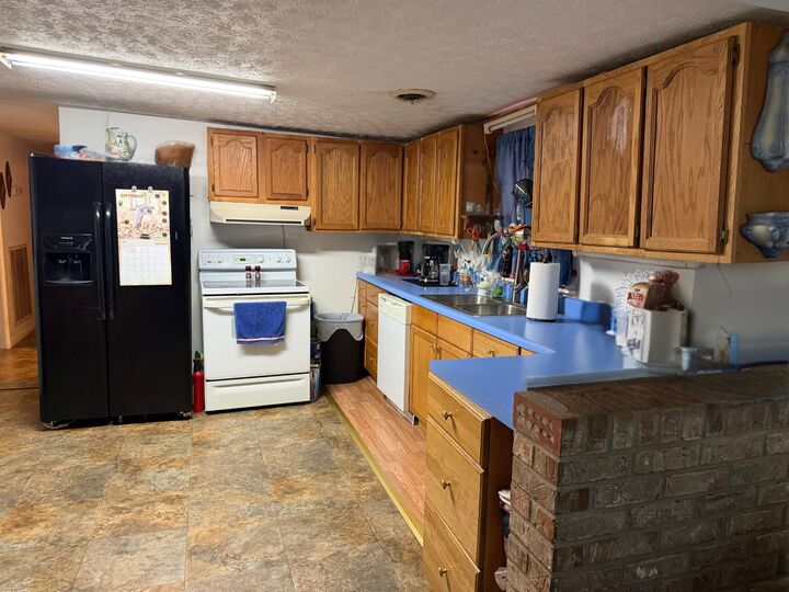 Property Photo: 406 W McGlothlin St TN 37148