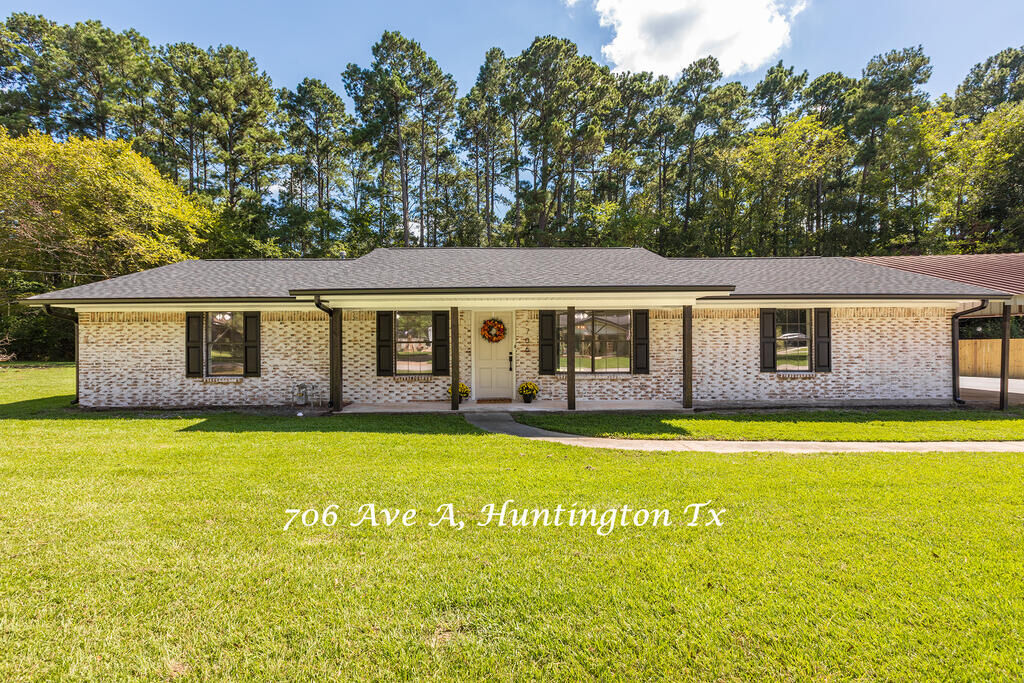 Property Photo:  706 Avenue A  TX 75949 