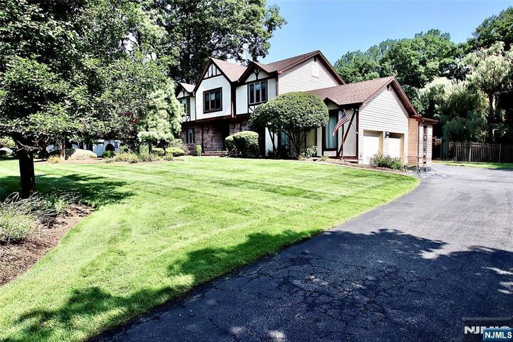 Property Photo:  9 Watch Hill Road  NJ 07430 