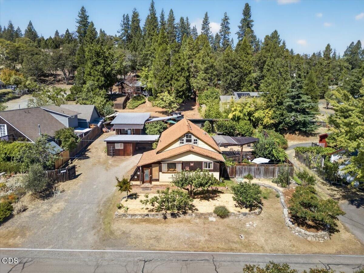 Property Photo: 560 S Oregon Street OR 97530