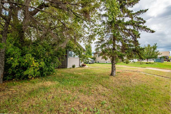 Property Photo:  5107 Broadway Avenue  AB T0M 0J0 