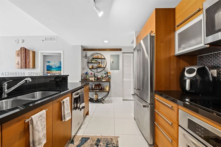 Property Photo:  253 NE 2nd St 2501  FL 33132 