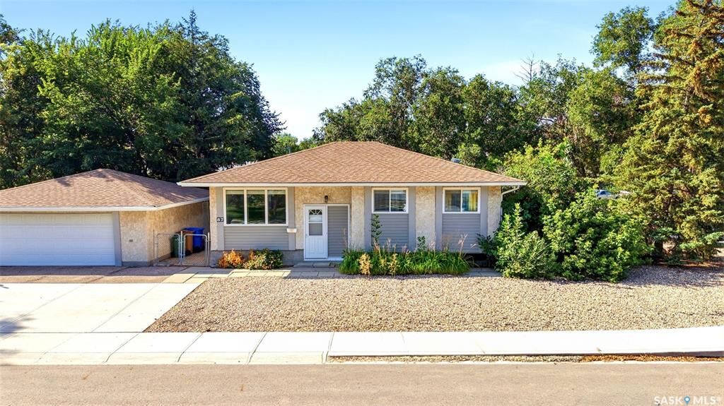 Property Photo:  87 Vernon Crescent  SK S4R 7S8 
