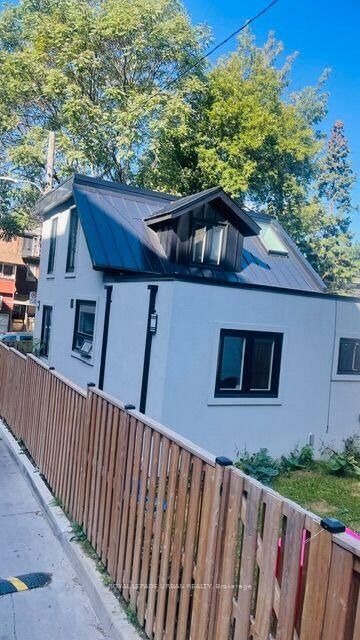 Property Photo:  208 Woodbine Avenue  ON M4L 3P2 