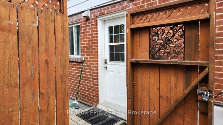 Property Photo:  3389 Kelowna Court  ON L5C 2E5 