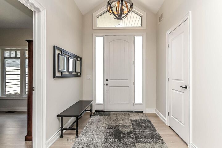 Property Photo:  120 Schoolhouse Court  ON L9Y 0N2 